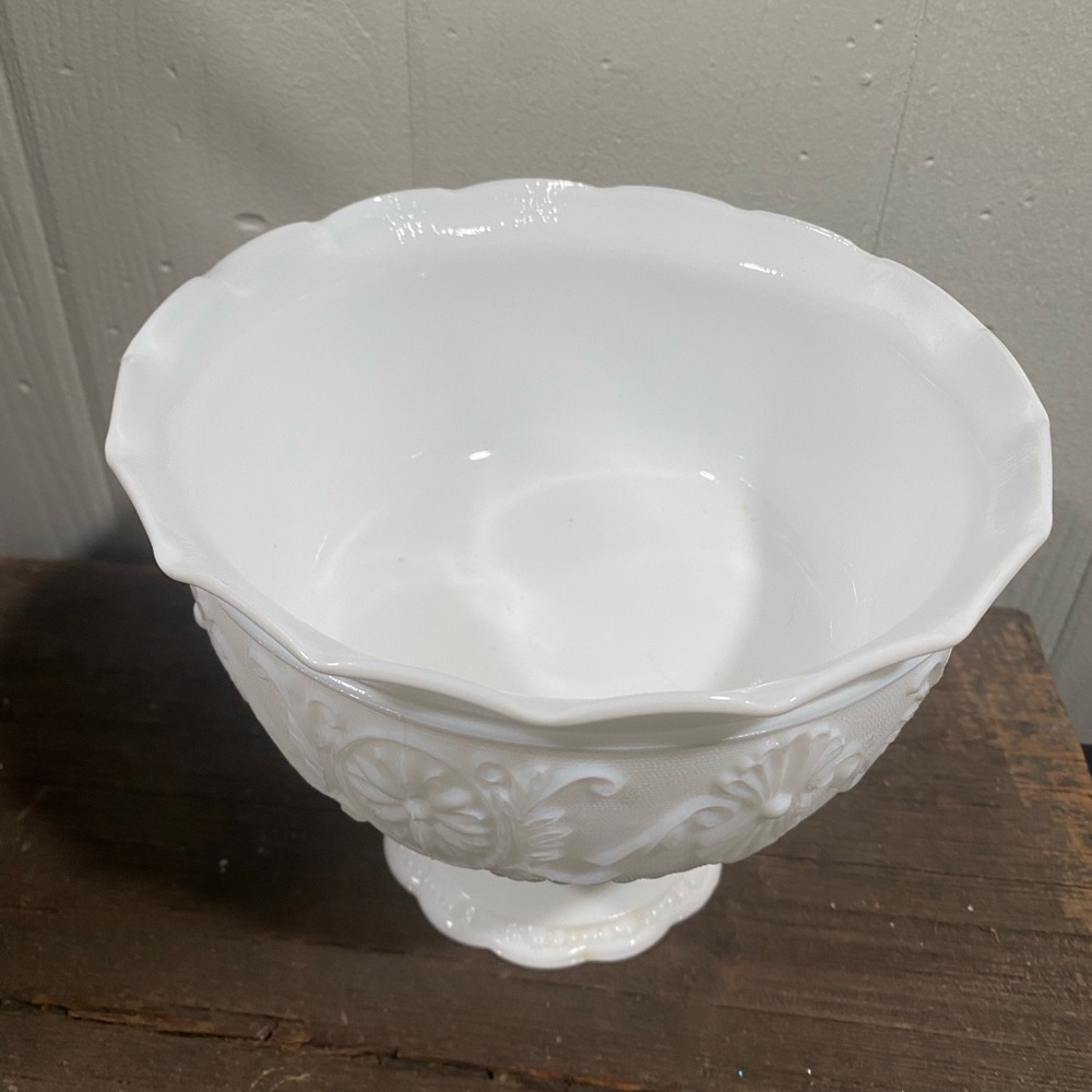 Elegant White Pedestal Bowl - Picture 2 of 4